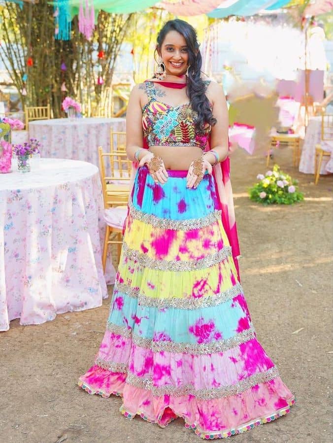 30+ Trendy Bridal Mehndi Outfits Perfect For Flaunting
