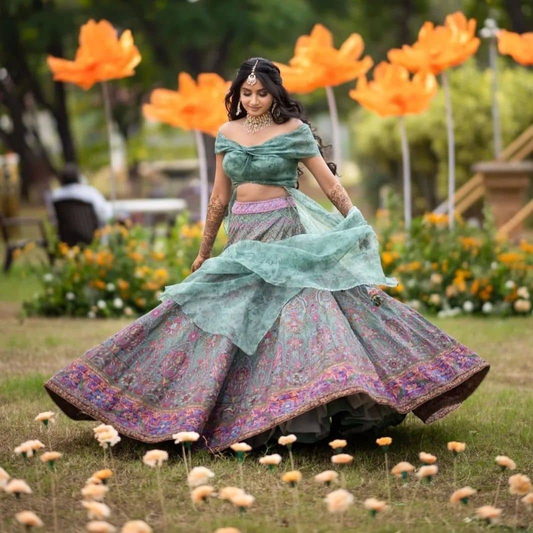 Mehandi Outfit | Mehndi dress for bride, Mehndi function dresses, Simple  mehndi dresses