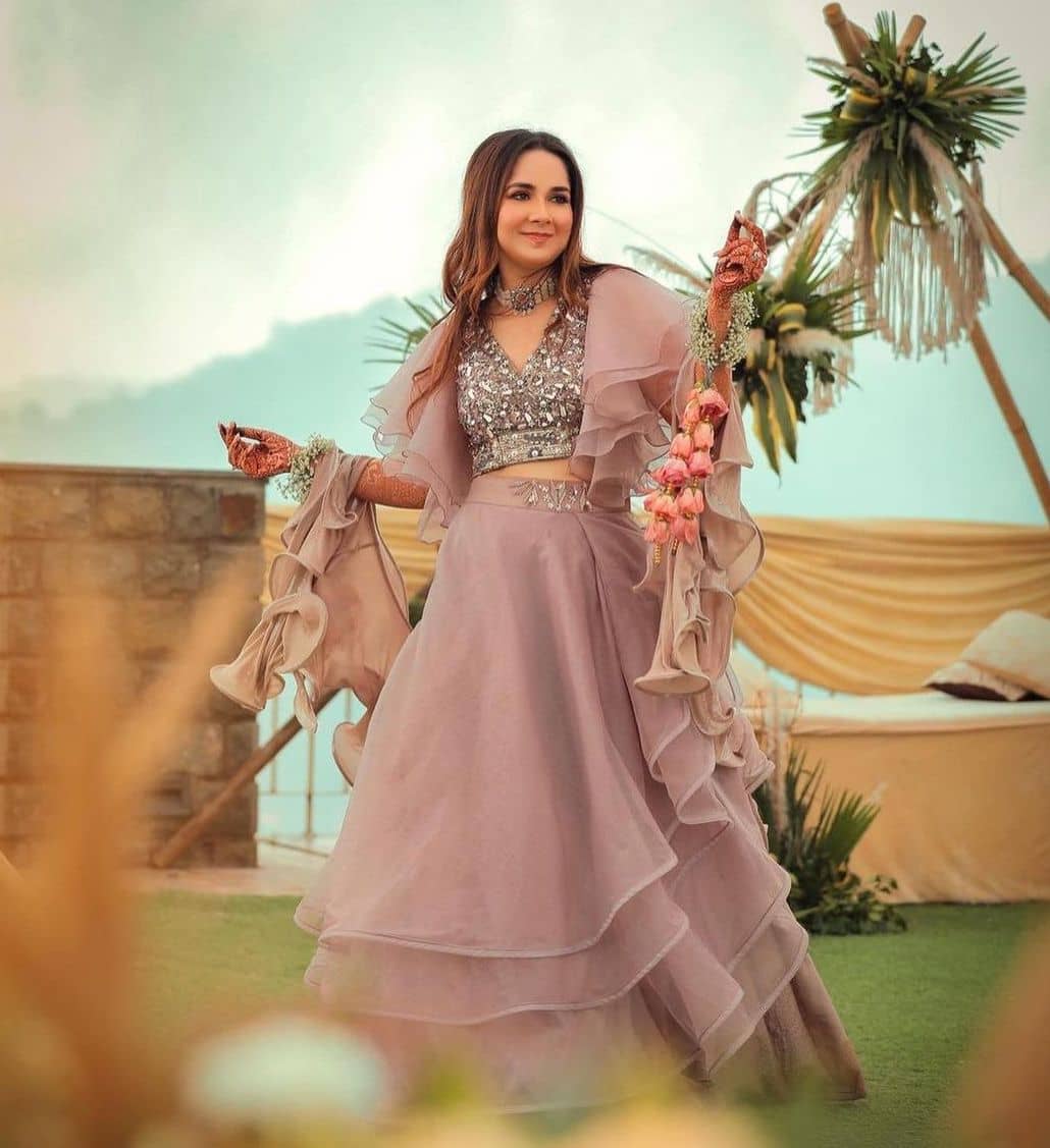 35 Mehndi Outfits for Brides to be - Mehndi Dresses that stand out
