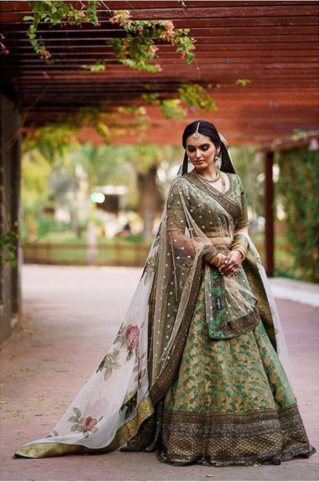 This Curvy Bride Wore A Stunning Red Sabyasachi Polka-Dotted Lehenga For  Her Day Wedding