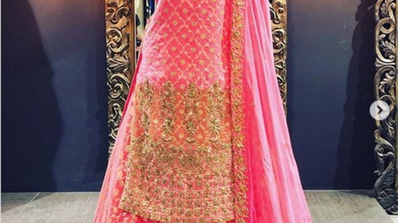 Marvelous @karishmakapoor in beautiful @sabyasachi lehenga ⠀⠀⠀⠀⠀⠀⠀⠀⠀  ⠀⠀⠀⠀⠀⠀⠀⠀⠀ ⠀⠀⠀⠀⠀⠀⠀⠀⠀ #Houseof2 #bride… | Indian outfits, Indian designer  outfits, Lehnga designs
