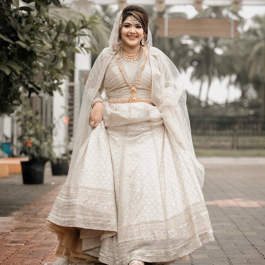 White embroidered lehenga with emerald green jewelry will have heads  turning as you pass! | Lehenga jewellery, Emerald green jewelry, Bridal  lehenga