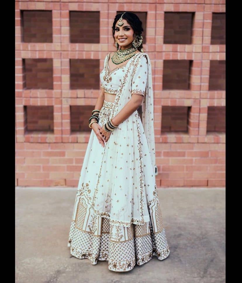 Mehendi Outfits - Bride in a Off-white Lehenga with Peach Net Dupatta |  WedMeGood | Emerald, Gold and Pea… | Indian wedding outfits, Bridal  outfits, Mehendi outfits