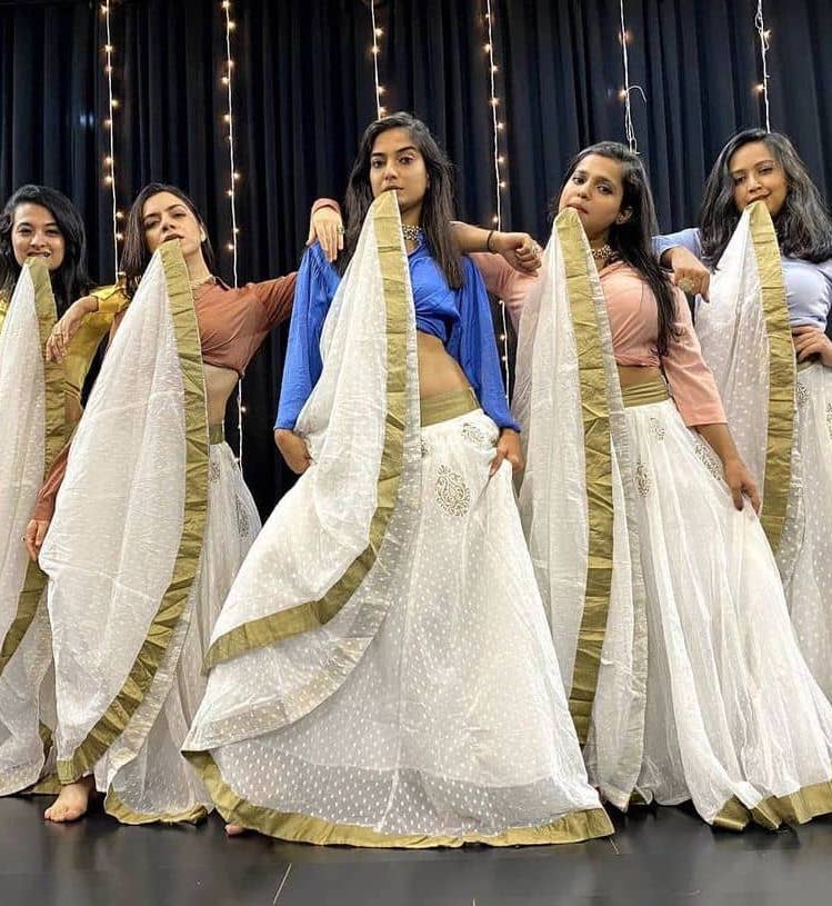Viral Video: Double Dhamaka! Talented Girls burn the dance floor with  stellar moves on SRK's iconic 'Tumse Milke Dil Ka,' Watch Video