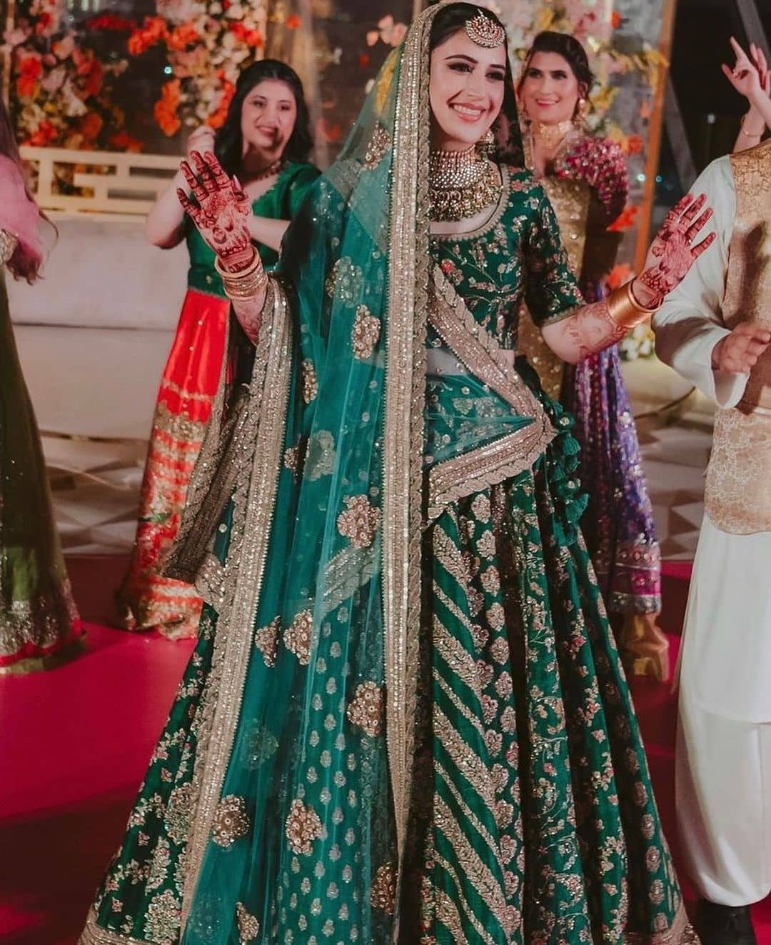 Aggregate 155+ lehenga green and gold best