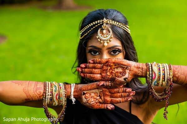 Photo of Bride showing off traditional bridal mehendi | Bridal mehndi  designs, Mehndi designs, Indian wedding photography